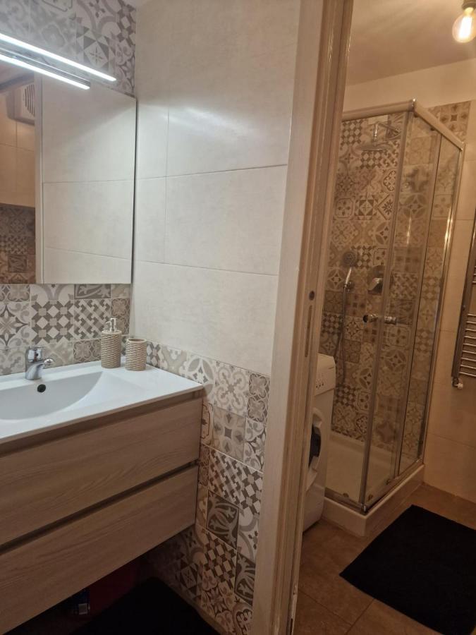 Апартаменти Regina Milano In Porta Romana 2 - Sky Tv, Wifi E Breakfast Box Екстер'єр фото