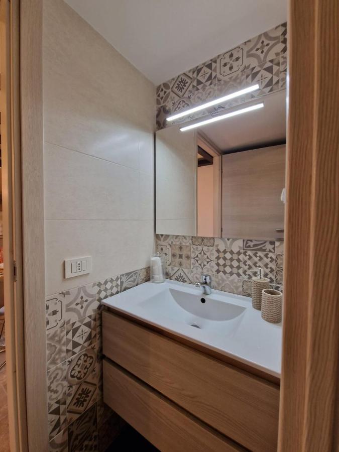 Апартаменти Regina Milano In Porta Romana 2 - Sky Tv, Wifi E Breakfast Box Екстер'єр фото