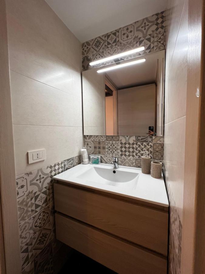 Апартаменти Regina Milano In Porta Romana 2 - Sky Tv, Wifi E Breakfast Box Екстер'єр фото